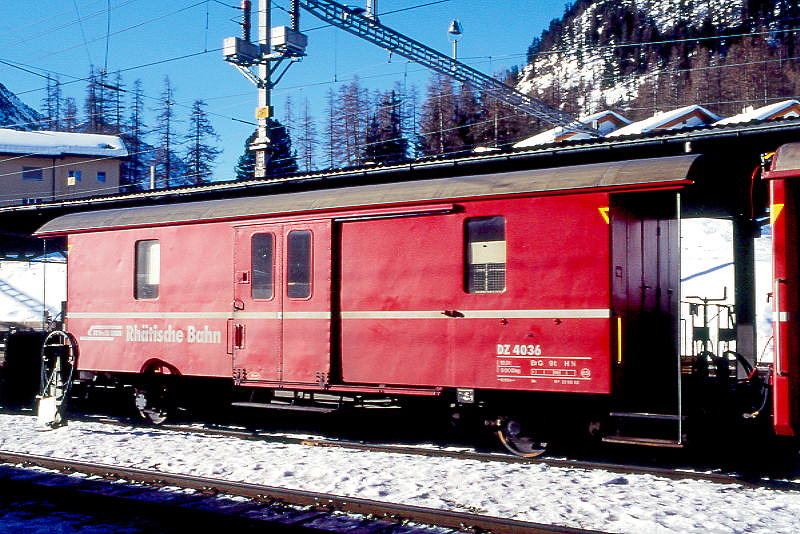 DZ� 4036 - Gep�ckwagen mit Postabteil am 28.02.1998 in Pontresina - Baujahr 1911 - SWS - Fahrzeuggewicht 9,00t - Zuladung 10,00t - L�P 10,69m - zul�ssige Geschwindigkeit 65 km/h.-  �2=22.05.1992 - RhB-Logo deutsch - Lebenslauf: ex F 4036 - 1964 DZ� 4036 - 1974 D2 4036 - 04/1984 DZ� 4036 - 07/2004 Abbruch
