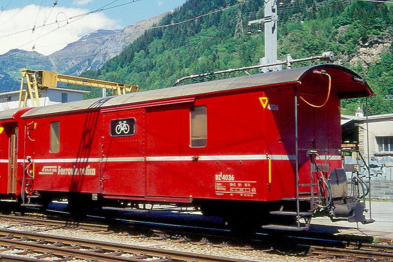 DZ� 4036 - Gep�ckwagen mit Postabteil am 20.05.2000 in Poschiavo - Baujahr 1911 - SWS - Fahrzeuggewicht 9,00t - Zuladung 10,00t - L�P 10,69m - zul�ssige Geschwindigkeit 65 km/h.-  �2=22.05.1992 - RhB-Logo italienisch - Lebenslauf: ex F 4036 - 1964 DZ� 4036 - 1974 D2 4036 - 04/1984 DZ� 4036 - 07/2004 Abbruch
