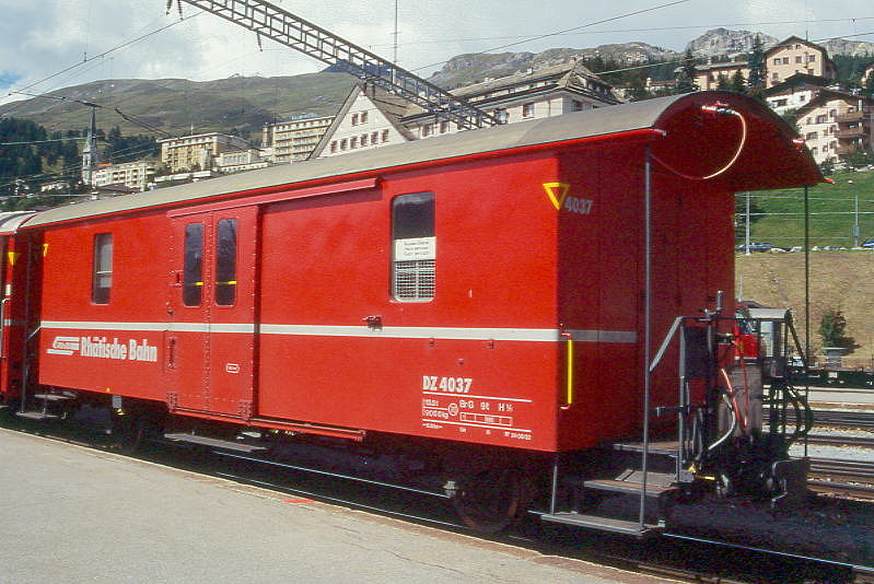 DZ� 4037 II - Gep�ckwagen mit Postabteil am 04.09.1996 in St.Moritz - Baujahr 1911 - SWS - Fahrzeuggewicht 9,00t - Zuladung 10,00t - L�P 10,69m - zul�ssige Geschwindigkeit 70 km/h.-  �2=24.06.1992 - RhB-Logo deutsch - Lebenslauf: ex F 4038 - 1964 D� 4038 - 1986 DZ� 4037II - 02/2004 Abbruch
