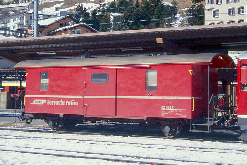 DZ� 4037 II - Gep�ckwagen mit Postabteil am 26.02.2000 in St.Moritz - Baujahr 1911 - SWS - Fahrzeuggewicht 9,00t - Zuladung 10,00t - L�P 10,69m - zul�ssige Geschwindigkeit 70 km/h.-  �2=24.06.1992 - RhB-Logo italienisch - Lebenslauf: ex F 4038 - 1964 D� 4038 - 1986 DZ� 4037II - 02/2004 Abbruch
