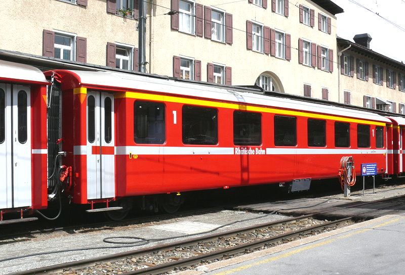 RhB - A 1223 am 27.07.2010 in St.Moritz - 1.Klasse Einheitspersonenwagen Typ I - �bernahme 20.12.1962 - FFA/SIG - Fahrzeuggewicht 21,00t - Sitzpl�tze 36 - L�P 18,42m - zul�ssige Geschwindigkeit 90 km/h - Logo Graub�nden in deutsch - Lebenslauf: ex A4� 1223 - 1964 A 1223 - 12.07.1991 A(WR-S) 1223 - 15.07.2008 A 1223
