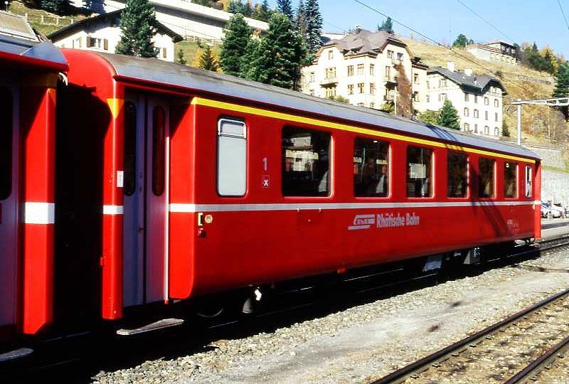 RhB - A 1223 am 17.10.2008 in St.Moritz - 1.Klasse Einheitspersonenwagen Typ I - �bernahme 20.12.1962 - FFA/SIG - Fahrzeuggewicht 21,00t - Sitzpl�tze 36 - L�P 18,42m - zul�ssige Geschwindigkeit 90 km/h - �3=12.07.1991 �2=02.05.1997 �1=17.01.2002 - Logo RhB in deutsch - Lebenslauf: ex A4� 1223 - 1964 A 1223 - 12.07.1991 A(WR-S) 1223 - 15.07.2008 A 1223 - Hinweis: Klassezahlen klein, hoher Anschriftenblock, dicke Betriebsnummern, Kennzeichnung an den Ecken orange
