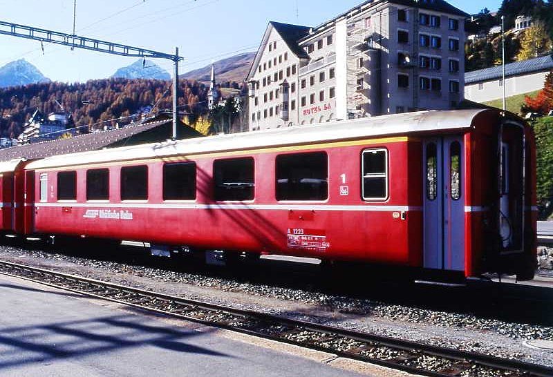RhB - A 1223 am 17.10.2008 in St.Moritz - 1.Klasse Einheitspersonenwagen Typ I - �bernahme 20.12.1962 - FFA/SIG - Fahrzeuggewicht 21,00t - Sitzpl�tze 36 - L�P 18,42m - zul�ssige Geschwindigkeit 90 km/h - �3=12.07.1991 �2=02.05.1997 �1=17.01.2002 - Logo RhB in deutsch - Lebenslauf: ex A4� 1223 - 1964 A 1223 - 12.07.1991 A(WR-S) 1223 - 15.07.2008 A 1223 - Hinweis: Klassezahlen klein, hoher Anschriftenblock, dicke Betriebsnummern, Kennzeichnung an den Ecken orange
