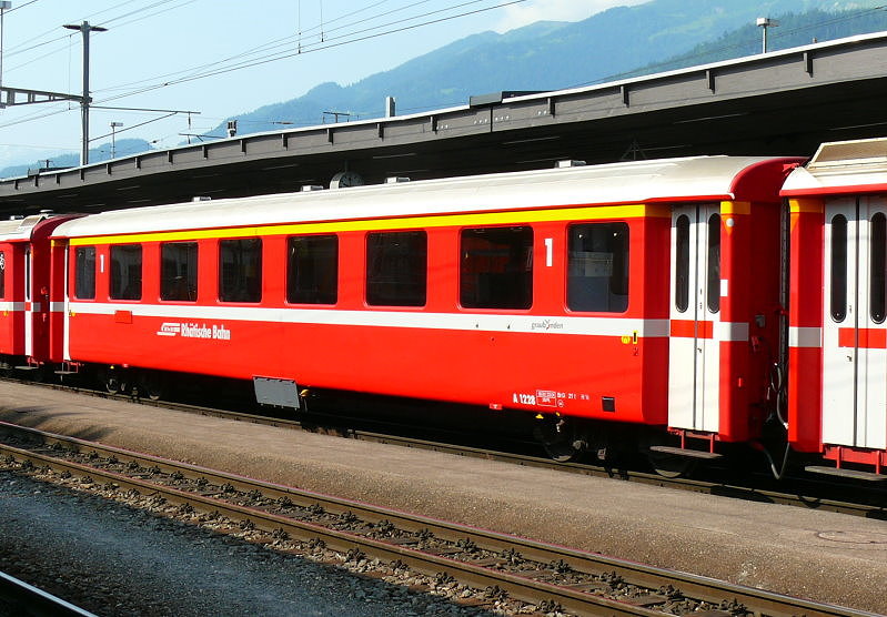 RhB - A 1228 am 13.07.2013 in Landquart - 1.Klasse Einheitspersonenwagen Typ I - �bernahme 23.09.1965 - FFA/SIG - Fahrzeuggewicht 19,00t - Sitzpl�tze 36 - L�P 18,42m - zul�ssige Geschwindigkeit 90 km/h - Logo Graub�nden in deutsch
