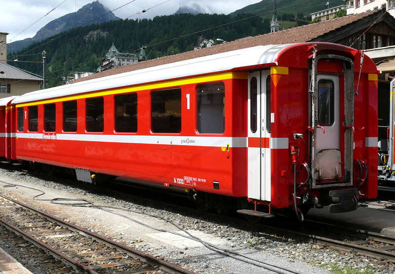 RhB - A 1232 am 25.07.2010 in St.Moritz - 1.Klasse Einheitspersonenwagen Typ I - �bernahme 19.10.1965 - FFA/SIG - Fahrzeuggewicht 19,00t - Sitzpl�tze 36 - L�P 18,42m - zul�ssige Geschwindigkeit 90 km/h - Logo Graub�nden in italienisch

