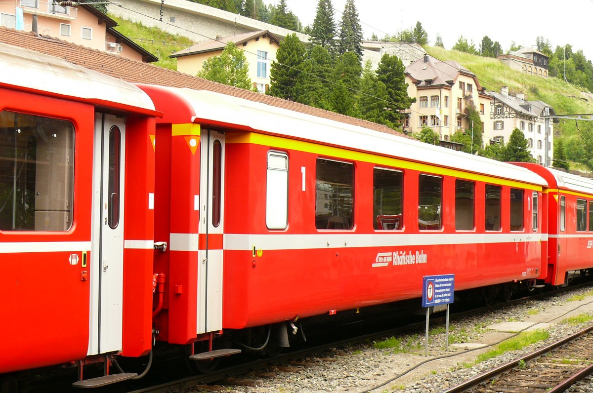 RhB - A 1233 am 19.07.2013 in St.Moritz - 1.Klasse Einheitspersonenwagen Typ I - �bernahme 22.10.1965 - FFA/SIG - Fahrzeuggewicht 19,00t - Sitzpl�tze 36 - L�P 18,42m - zul�ssige Geschwindigkeit 90 km/h - Logo Graub�nden, RhB in deutsch - Kennzeichnung an den Ecken oranges Dreieck mit wei�en Punkt.
