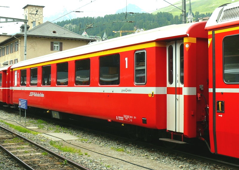 RhB - A 1233 am 19.07.2013 in St.Moritz - 1.Klasse Einheitspersonenwagen Typ I - �bernahme 22.10.1965 - FFA/SIG - Fahrzeuggewicht 19,00t - Sitzpl�tze 36 - L�P 18,42m - zul�ssige Geschwindigkeit 90 km/h - Logo Graub�nden, RhB in deutsch - Kennzeichnung an den Ecken oranges Dreieck mit wei�en Punkt.
