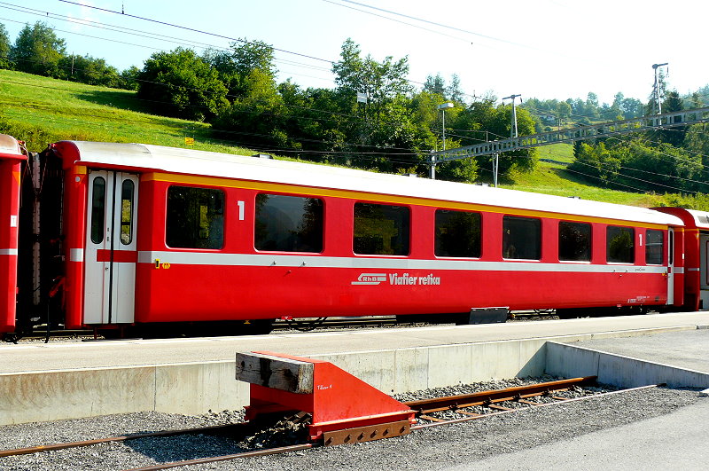 RhB - A 1235 am 15.07.2013 in Filisur - 1.Klasse Einheitspersonenwagen Typ I - �bernahme 29.10.1965 - FFA/SIG - Fahrzeuggewicht 18,00t - Sitzpl�tze 36 - L�P 18,42m - zul�ssige Geschwindigkeit 90 km/h - Logo Graub�nden, RhB in r�toromanisch

