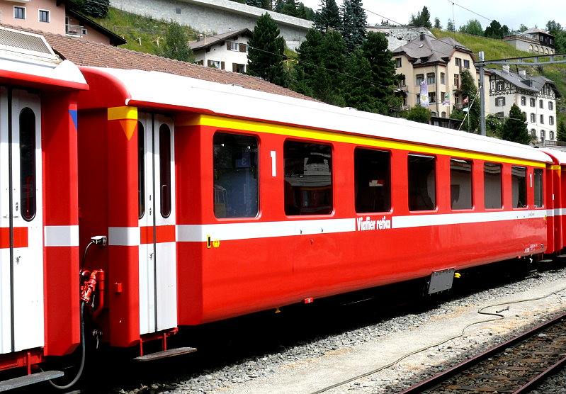 RhB - A 1238 am 25.07.2010 in St.Moritz - 1.Klasse Einheitspersonenwagen Typ I - �bernahme 15.11.1965 - FFA/SIG - Fahrzeuggewicht 19,00t - Sitzpl�tze 36 - L�P 18,42m - zul�ssige Geschwindigkeit 90 km/h - Logo Graub�nden in r�toromanisch. Hinweis: Kennzeichnung an den Ecken orange
