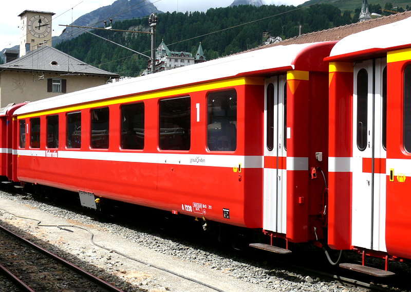 RhB - A 1238 am 25.07.2010 in St.Moritz - 1.Klasse Einheitspersonenwagen Typ I - �bernahme 15.11.1965 - FFA/SIG - Fahrzeuggewicht 19,00t - Sitzpl�tze 36 - L�P 18,42m - zul�ssige Geschwindigkeit 90 km/h - Logo Graub�nden in r�toromanisch. Hinweis: Kennzeichnung an den Ecken orange
