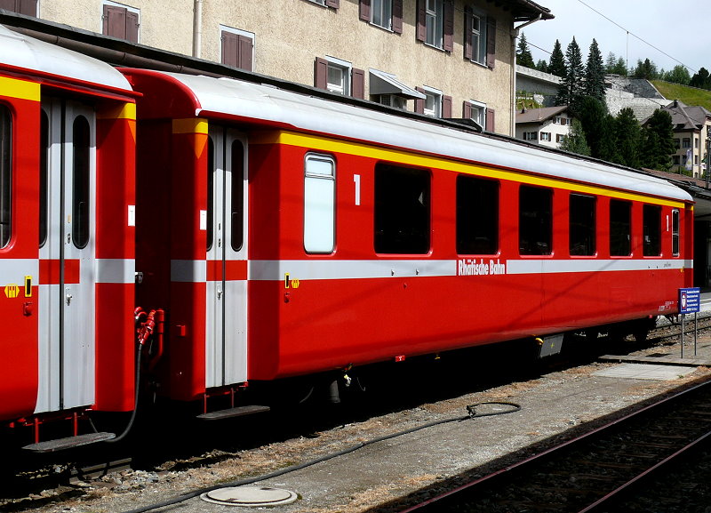 RhB - A 1239 am 27.07.2010 in St.Moritz - 1.Klasse Einheitspersonenwagen Typ I - �bernahme 23.11.1965 - FFA/SIG - Fahrzeuggewicht 20,00t - Sitzpl�tze 36 - L�P 18,42m - zul�ssige Geschwindigkeit 90 km/h - Logo Graub�nden in deutsch
