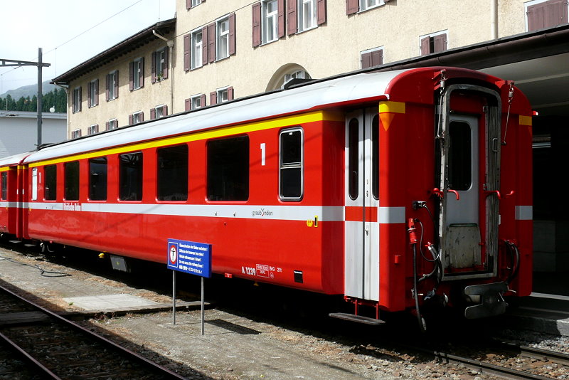 RhB - A 1239 am 27.07.2010 in St.Moritz - 1.Klasse Einheitspersonenwagen Typ I - �bernahme 23.11.1965 - FFA/SIG - Fahrzeuggewicht 20,00t - Sitzpl�tze 36 - L�P 18,42m - zul�ssige Geschwindigkeit 90 km/h - Logo Graub�nden in deutsch

