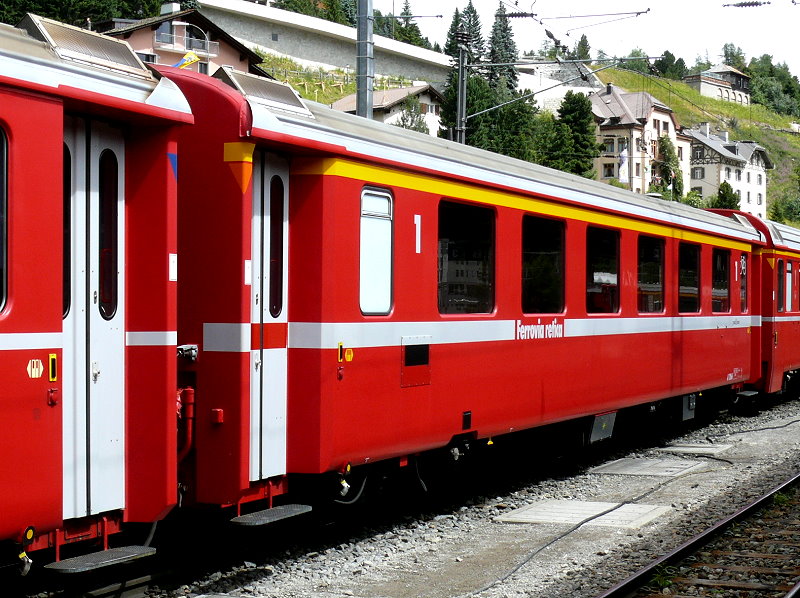 RhB - A 1266 am 30.07.2010 in St.Moritz - 1.Klasse Personenwagen - Einheitspersonenwagen Typ II - �bernahme 21.12.1977 - FFA/SWP - Fahrzeuggewicht 17,00t - Sitzpl�tze 36 - L�P 18,50m - zul�ssige Geschwindigkeit 90 km/h - Logo Graub�nden, RhB in italienisch. Hinweis: Kennzeichnung an den Ecken orange, 1.Klasse-Gurt durchgehend
