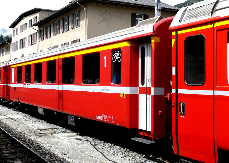 RhB - A 1266 am 30.07.2010 in St.Moritz - 1.Klasse Personenwagen - Einheitspersonenwagen Typ II - �bernahme 21.12.1977 - FFA/SWP - Fahrzeuggewicht 17,00t - Sitzpl�tze 36 - L�P 18,50m - zul�ssige Geschwindigkeit 90 km/h - Logo Graub�nden, RhB in italienisch. Hinweis: Kennzeichnung an den Ecken orange, 1.Klasse-Gurt durchgehend
