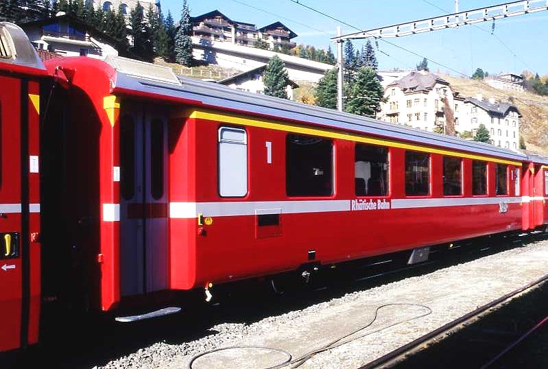 RhB - A 1268 am 17.08.2008 in St.Moritz - 1.Klasse Personenwagen - Einheitspersonenwagen Typ II - �bernahme 30.01.1978 - FFA/SWP - Fahrzeuggewicht 15,00t - Sitzpl�tze 36 - L�P 18,50m - zul�ssige Geschwindigkeit 90 km/h - Logo Graub�nden, RhB in deutsch. Hinweis: Kennzeichnung 1.Klasse wieder durchgehend gelb, Kennzeichnung an den Ecken Orange
