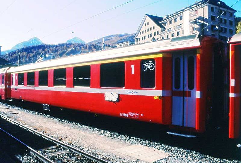 RhB - A 1268 am 17.08.2008 in St.Moritz - 1.Klasse Personenwagen - Einheitspersonenwagen Typ II - �bernahme 30.01.1978 - FFA/SWP - Fahrzeuggewicht 15,00t - Sitzpl�tze 36 - L�P 18,50m - zul�ssige Geschwindigkeit 90 km/h - Logo Graub�nden, RhB in deutsch. Hinweis: Kennzeichnung 1.Klasse wieder durchgehend gelb, Kennzeichnung an den Ecken Orange
