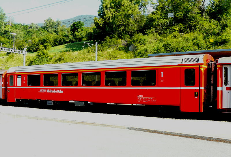 RhB - A 1281 am 15.07.2013 in Filisur - 1.Klasse Personenwagen - Einheitspersonenwagen Typ IV - �bernahme 19.07.1993 - SWP - Fahrzeuggewicht 17,00t - Sitzpl�tze 36 - L�P 18,50m - zul�ssige Geschwindigkeit 90 km/h - �2=18.02.2011 - Logo RhB in deutsch
