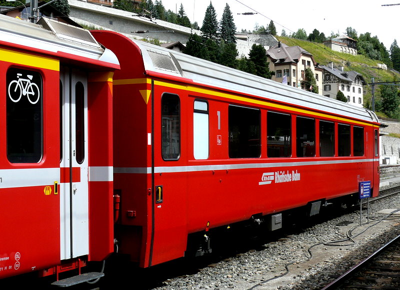 RhB - A 1281 am 30.07.2010 in St.Moritz - 1.Klasse Personenwagen - Einheitspersonenwagen Typ IV - �bernahme 19.07.1993 - SWP - Fahrzeuggewicht 18,00t - Sitzpl�tze 36 - L�P 18,50m - zul�ssige Geschwindigkeit 90 km/h - �1=28.01.2003 - Logo RhB in deitsch - Hinweis: Klassezahlen gro�, hoher Anschriftenblock, dicke Betriebsnummern
