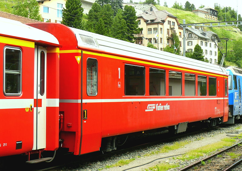RhB - A 1281 am 19.07.2013 in St.Moritz - 1.Klasse Personenwagen - Einheitspersonenwagen Typ IV - �bernahme 19.07.1993 - SWP - Fahrzeuggewicht 18,00t - Sitzpl�tze 30 - L�P 18,50m - zul�ssige Geschwindigkeit 90 km/h - �2=18.02.2011 - Logo RhB in r�toromanisch - Hinweis: Kennzeichnung gelbes Dreieck mit wei�en Punkt - Abbruch 22.01.2015 nach Ungl�ck Schynschlucht
