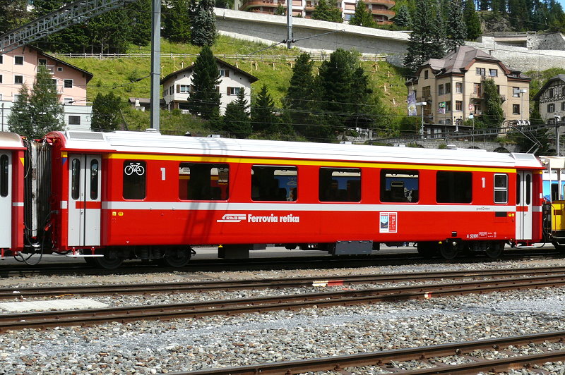 RhB - A 531.01 am 25.07.2010 in St.Moritz - 1.Klasse Personenwagen - f�r Berninabahn verk�rzter Einheitspersonenwagen Typ III - �bernahme 02.05.1983 - FFA/SWP - Fahrzeuggewicht 16,00t - Sitzpl�tze 30 - L�P 16,45m - zul�ssige Geschwindigkeit 90 km/h - Logo Graub�nden in italienisch. Mutation: ex A 1271 - 21.05.2010 A 531.01
