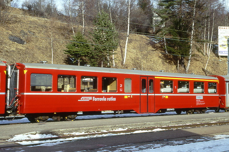 RhB - AB 1516 am 02.02.1998 in Filisur - 1./2. Klasse Personenwagen - Leichtstahl Mitteleinstiegswagen - �bernahme 16.11.1956 - SIG - Fahrzeuggewicht 18,00t - Sitzpl�tze 23/30 - L�P 18,22m - zul�ssige Geschwindigkeit 90 km/h - �2=24.03.1995 - Logo RhB in italienisch. Lebenslauf: ex AB4� 1516 - 1964 AB 1516 - 24.03.1995 Pendelzugwagen - 06.12.2006 B 1516 - 12.05.2011 Abbruch
