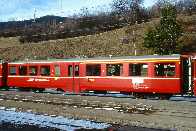 RhB - AB 1516 am 02.02.1998 in Filisur - 1./2. Klasse Personenwagen - Leichtstahl Mitteleinstiegswagen - �bernahme 16.11.1956 - SIG - Fahrzeuggewicht 18,00t - Sitzpl�tze 23/30 - L�P 18,22m - zul�ssige Geschwindigkeit 90 km/h - �2=24.03.1995 - Logo RhB in italienisch. Lebenslauf: ex AB4� 1516 - 1964 AB 1516 - 24.03.1995 Pendelzugwagen - 06.12.2006 B 1516 - 12.05.2011 Abbruch
