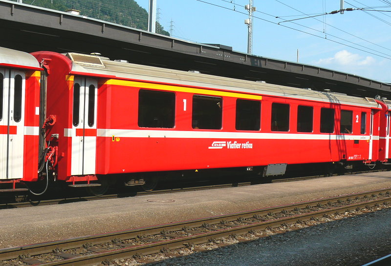 RhB - AB 1561 am 13.07.2013 in Landquart - 1./2.Klasse Einheitspersonenwagen (Typ II) - �bernahme 08.12.1975 - FFA/SWP - Fahrzeuggewicht 18,00t - Sitzpl�tze 18/30 - L�P 18,50m - zul�ssige Geschwindigkeit 90 km/h - Logo Graub�nden in r�toromanisch - Kennzeichnung an den Ecken orange

