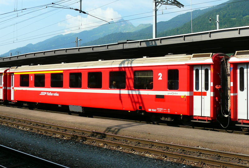 RhB - AB 1561 am 13.07.2013 in Landquart - 1./2.Klasse Einheitspersonenwagen (Typ II) - �bernahme 08.12.1975 - FFA/SWP - Fahrzeuggewicht 18,00t - Sitzpl�tze 18/30 - L�P 18,50m - zul�ssige Geschwindigkeit 90 km/h - Logo Graub�nden in r�toromanisch - Kennzeichnung an den Ecken orange
