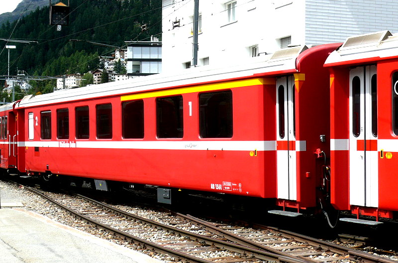 RhB - AB 1561 am 30.07.2010 in St.Moritz - 1./2.Klasse Einheitspersonenwagen (Typ II) mit Bremszahnrad - �bernahme 08.12.1975 - FFA/SWP - Fahrzeuggewicht 16,80t - Sitzpl�tze 18/28 - L�P 18,50m - zul�ssige Geschwindigkeit 90 km/h - Logo Graub�nden in deutsch - Kennzeichnung an den Ecken orange
