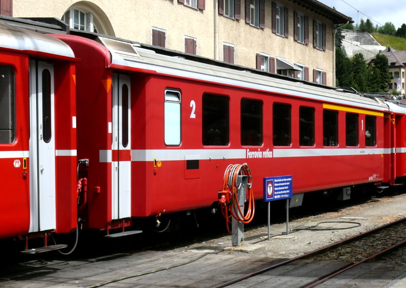 RhB - AB 1563 am 26.07.2010 in St.Moritz - 1./2.Klasse Einheitspersonenwagen (Typ II) - �bernahme 18.12.1975 - FFA/SWP - Fahrzeuggewicht 16,00t - Sitzpl�tze 18/28 - L�P 18,50m - zul�ssige Geschwindigkeit 90 km/h - Logo Graub�nden in italienisch
