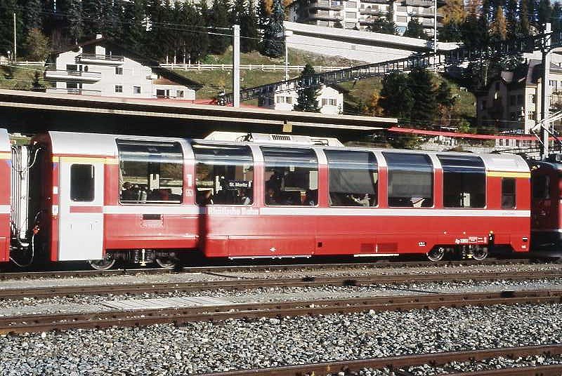 RhB - Ap 1292 am 17.10.2008 in St.Moritz - 1.Klasse Panoramawagen f�r Berninabahn - Baujahr 2000 - St - Fahrzeuggewicht 19,00t - Sitzpl�tze 34 - L�P 16,50m - zul�ssige Geschwindigkeit 90 km/h - Logo Graub�nden RhB in deutsch. Hinweis: gelber Fenstergurt nur an den Enden, Kennzeichnung an den Ecken blau
