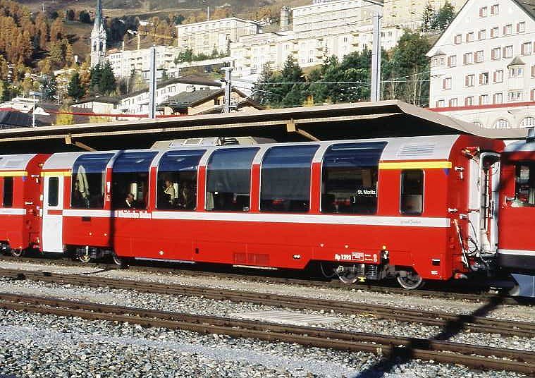 RhB - Ap 1292 am 17.10.2008 in St.Moritz - 1.Klasse Panoramawagen f�r Berninabahn - Baujahr 2000 - St - Fahrzeuggewicht 19,00t - Sitzpl�tze 34 - L�P 16,50m - zul�ssige Geschwindigkeit 90 km/h - Logo Graub�nden RhB in deutsch. Hinweis: gelber Fenstergurt nur an den Enden, Kennzeichnung an den Ecken blau

