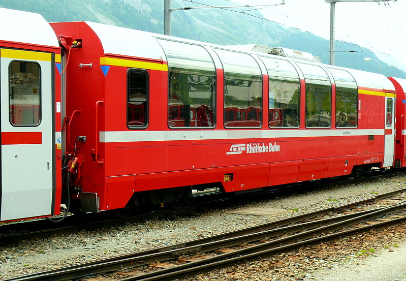 RhB - Api 1301 am 19.07.2013 in St.Moritz - 1.Klasse Panoramawagen f�r Berninabahn - �bernahme 2006 - St - Fahrzeuggewicht 18,00t - Sitzpl�tze 28 - L�P 16,50m - zul�ssige Geschwindigkeit 90 km/h - Logo Graub�nden RhB in deutsch. Hinweis: gelber Fenstergurt nur an den Enden, Kennzeichnung an den Ecken blau
