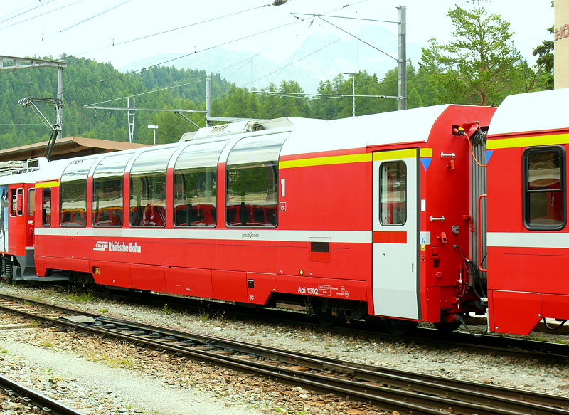 RhB - Api 1302 am 19.07.2013 in St.Moritz - 1.Klasse Panoramawagen f�r Berninabahn - �bernahme 2006 - St - Fahrzeuggewicht 18,00t - Sitzpl�tze 28 - L�P 16,50m - zul�ssige Geschwindigkeit 90 km/h - Logo Graub�nden RhB in deutsch. Hinweis: gelber Fenstergurt durchgehend, Kennzeichnung an den Ecken blau
