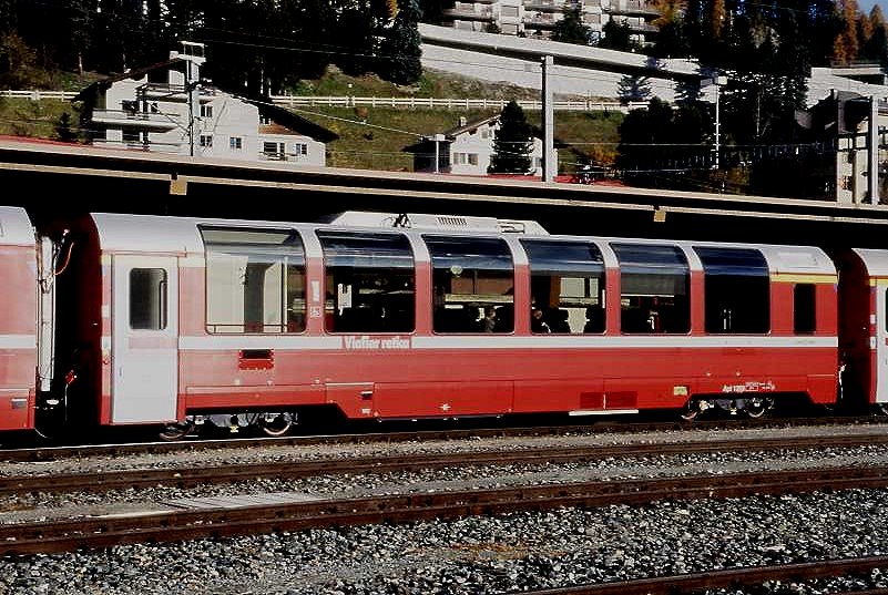 RhB - Api 1303 am 17.10.2008 in St.Moritz - 1.Klasse Panoramawagen f�r Berninabahn - �bernahme - St - Fahrzeuggewicht 18,00t - Sitzpl�tze 28 - L�P 16,50m - zul�ssige Geschwindigkeit 90 km/h - Logo Graub�nden RhB in r�toromanisch. Hinweis: gelber Fenstergurt durchgehend, Kennzeichnung an den Ecken blau

