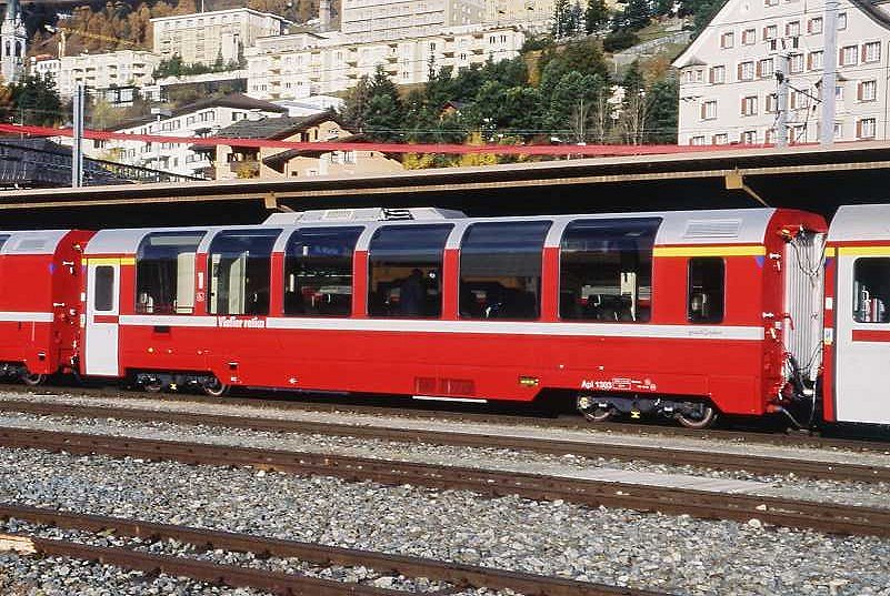 RhB - Api 1303 am 17.10.2008 in St.Moritz - 1.Klasse Panoramawagen f�r Berninabahn - �bernahme - St - Fahrzeuggewicht 18,00t - Sitzpl�tze 28 - L�P 16,50m - zul�ssige Geschwindigkeit 90 km/h - Logo Graub�nden RhB in r�toromanisch. Hinweis: gelber Fenstergurt durchgehend, Kennzeichnung an den Ecken blau
