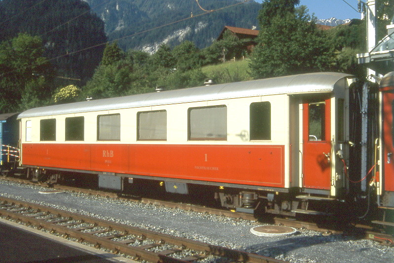 RhB - As 1161 am 15.06.1993 in Thusis - Historischer 1.Klasse Salonwagen 4-achsig - Baujahr 1929 - SIG - Fahrzeuggewicht 24,10t - Sitzpl�tze 24 - L�P 16,44m - zul�ssige Geschwindigkeit 90 km/h - �=27.06.1985 - Lebenslauf: ex A4� 61 - 1956 A4� 1161 - 1964 A 1161 1985 As 1161. Hinweis: noch alte Lackierung
