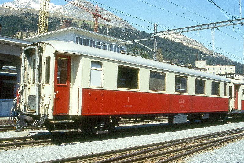RhB - As 1161 am 10.05.1998 in Davos Platz - Historischer 1.Klasse Salonwagen 4-achsig - Baujahr 1929 - SIG - Fahrzeuggewicht 24,10t - Sitzpl�tze 24 - L�P 16,44m - zul�ssige Geschwindigkeit 90 km/h - �=08.03.1991 - Lebenslauf: ex A4� 61 - 1956 A4� 1161 - 1964 A 1161 1985 As 1161
