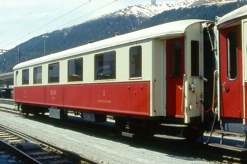 RhB - As 1161 am 10.05.1998 in Davos Platz - Historischer 1.Klasse Salonwagen 4-achsig - Baujahr 1929 - SIG - Fahrzeuggewicht 24,10t - Sitzpl�tze 24 - L�P 16,44m - zul�ssige Geschwindigkeit 90 km/h - �=08.03.1991 - Lebenslauf: ex A4� 61 - 1956 A4� 1161 - 1964 A 1161 1985 As 1161
