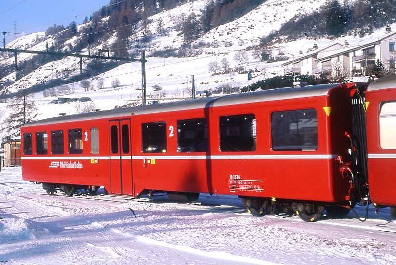 RhB - B 1516 am 15.12.2007 in Scuol - 2. Klasse Personenwagen - Leichtstahl Mitteleinstiegswagen - �bernahme 16.11.1956 - SIG - Fahrzeuggewicht 18,00t - Sitzpl�tze 23/30 - L�P 18,22m - zul�ssige Geschwindigkeit 90 km/h - �2=24.03.1995 - Logo RhB in deutsch. Lebenslauf: ex AB4� 1516 - 1964 AB 1516 - 24.03.1995 Pendelzugwagen - 06.12.2006 B 1516 - 12.05.2011 Abbruch
