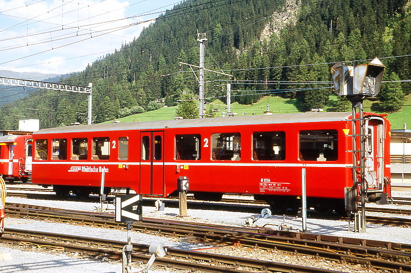 RhB - B 1516 am 21.08.2008 in Davos Platz - 2. Klasse Personenwagen - Leichtstahl Mitteleinstiegswagen - �bernahme 16.11.1956 - SIG - Fahrzeuggewicht 18,00t - Sitzpl�tze 23/30 - L�P 18,22m - zul�ssige Geschwindigkeit 90 km/h - �2=24.03.1995 - Logo RhB in deutsch. Lebenslauf: ex AB4� 1516 - 1964 AB 1516 - 24.03.1995 Pendelzugwagen - 06.12.2006 B 1516 - 12.05.2011 Abbruch

