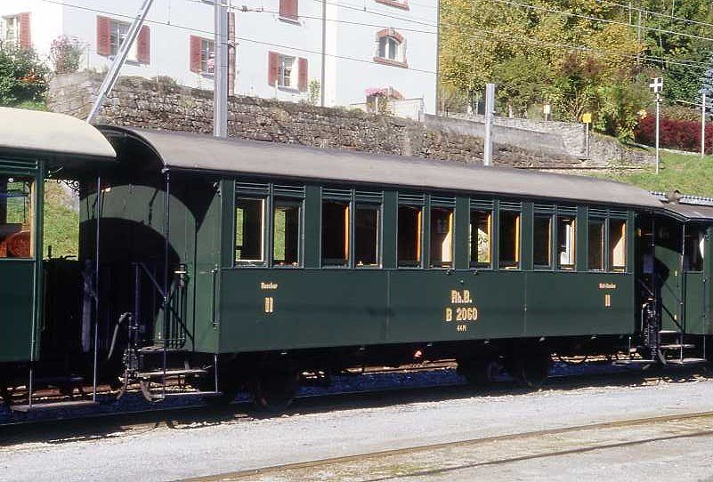 RhB - B� 2060 am 10.10.2008 in Poschiavo - 2. Klasse historischer Personenwagen 2-achsig - Baujahr 1908 - Rast - Gewicht 8,84t - Sitzpl�tze 44 - L�P 11,07m - zul�ssige Geschwindigkeit 60 km/h - �2=03.03.1995 - Lebenslauf: ex C 260 - 1911 C 2060 - 1956 B 2060 - 1964 B� 2060 - 1972 Historisches Fahrzeug
