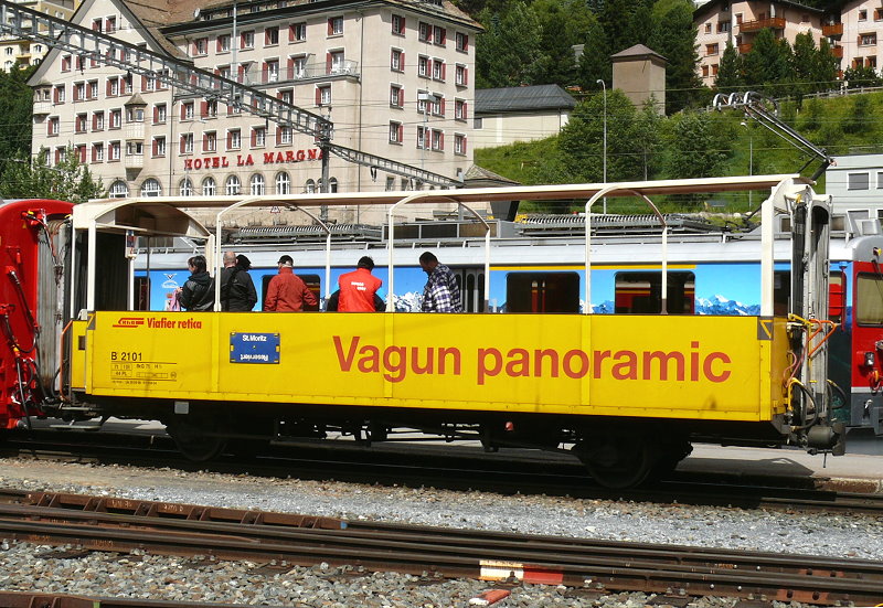 RhB - B� 2101 am 25.07.2010 in St.Moritz -  2. Klasse offener Aussichtswagen 2-achsig mit Lenkachsen, 1 geschlossene Plattform - Baujahr 1911 �bernahme 25.09.1990 - SWS/RhB - Gewicht 7,00t - Sitzpl�tze 44 - L�P 10,19m - zul�ssige Geschwindigkeit 60 km/h - �2=13.04.2004 - RhB - Logo in r�toromanisch, mit Falten�berg�nge - Lebenslauf: ex F 4037 - 1949 FZ 4037 1964 DZ� 4037 - 1970 D� 4044 II - 11/1989 ausr - 25.09.1990 B� 2101
