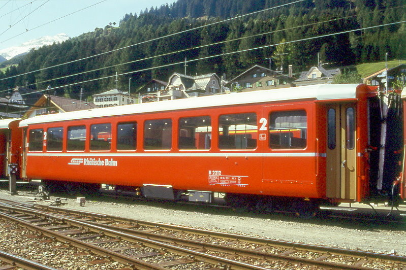 RhB - B 2112 am 02.09.1995 in Disentis - 2.Klasse Leichtstahlwagen, geeignet f�r Krankentransporte der Armee - �bernahme 05.02.1913 - SIG - Fahrzeuggewicht 19,00t - Sitzpl�tze 64, Stehpl�tze 20 - L�P 15,77m - zul�ssige Geschwindigkeit 90 km/h - mit eingebauten Bremszahnrad - �2=23.12.1994 - Lebenslauf: ex C4 2212 - 1930 C4� 2212 - 1960 Sanit�tswagen - 1964 B 2212 - 05/2005 DFB B 2212 - 10/2009 an la Baie/F - Hinweis: Logo RhB in deutsch - Griffstangen neben den T�ren, Klassezahlen gro�, hoher Anschriftenblock, dicke Betriebsnummern.
