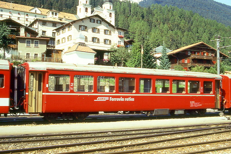 RhB - B 2113 am 02.09.1995 in Disentis - 2.Klasse Leichtstahlwagen, geeignet f�r Krankentransporte der Armee - Baujahr 1913 - SIG - Fahrzeuggewicht 18,50t - Sitzpl�tze 64, Stehpl�tze 20 - L�P 15,77m - zul�ssige Geschwindigkeit 90 km/h - mit eingebauten Bremszahnrad - �2=07.09.1990 - Lebenslauf: ex C4 2213 - 1930 C4� 2213 - 1961 Sanit�tswagen - 1964 B 2213 - 05/2005 Abbruch - Hinweis: Logo RhB in italienisch - Griffstangen neben den T�ren, Klassezahlen klein, hoher Anschriftenblock, schlanke Betriebsnummern.
