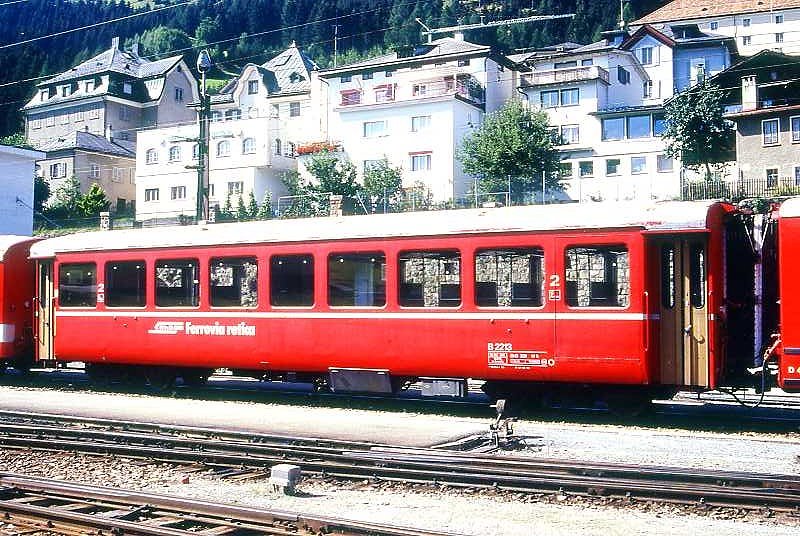 RhB - B 2113 am 02.09.1995 in Disentis - 2.Klasse Leichtstahlwagen, geeignet f�r Krankentransporte der Armee - Baujahr 1913 - SIG - Fahrzeuggewicht 18,50t - Sitzpl�tze 64, Stehpl�tze 20 - L�P 15,77m - zul�ssige Geschwindigkeit 90 km/h - mit eingebauten Bremszahnrad - �2=07.09.1990 - Lebenslauf: ex C4 2213 - 1930 C4� 2213 - 1961 Sanit�tswagen - 1964 B 2213 - 05/2005 Abbruch - Hinweis: Logo RhB in italienisch - Griffstangen neben den T�ren, Klassezahlen klein, hoher Anschriftenblock, schlanke Betriebsnummern.
