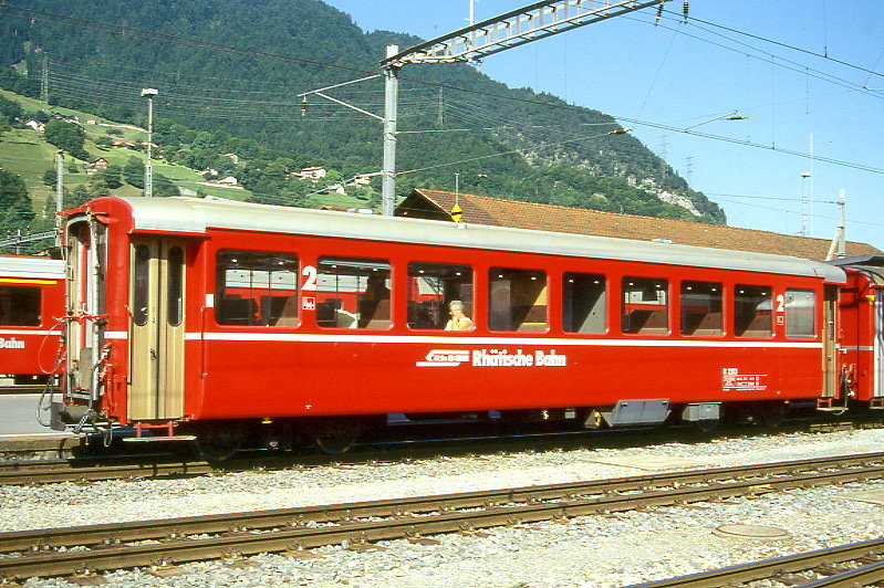 RhB - B 2113 am 23.08.2000 in Landquart - 2.Klasse Leichtstahlwagen, geeignet f�r Krankentransporte der Armee - Baujahr 1913 - SIG - Fahrzeuggewicht 18,50t - Sitzpl�tze 64, Stehpl�tze 20 - L�P 15,77m - zul�ssige Geschwindigkeit 90 km/h - mit eingebauten Bremszahnrad - �2=07.09.1990 - Lebenslauf: ex C4 2213 - 1930 C4� 2213 - 1961 Sanit�tswagen - 1964 B 2213 - 05/2005 Abbruch - Hinweis: Logo RhB in deutsch - Griffstangen neben den T�ren, Klassezahlen gro�, hoher Anschriftenblock, dicke Betriebsnummern.
