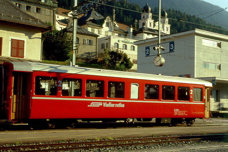 RhB - B 2114 am 24.08.1997 in Disentis - 2.Klasse Leichtstahlwagen, geeignet f�r Krankentransporte der Armee - �bernahme 17.03.1913 - SIG - Fahrzeuggewicht 19,10t - Sitzpl�tze 64, Stehpl�tze 20 - L�P 15,77m - zul�ssige Geschwindigkeit 90 km/h - mit eingebauten Bremszahnrad - �3=16.12.1993 - Lebenslauf: ex C4 2214 - 1930 C4� 2214 - 1961 Sanit�tswagen - 1964 B 2214 - 04/2005 DFB B 2214 - 10/2009 an la Baie/F  - Hinweis: Logo RhB in rh�toromanisch - Griffstangen neben den T�ren, Klassezahlen gro�, hoher Anschriftenblock, dicke Betriebsnummern.
