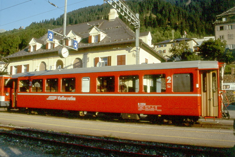 RhB - B 2114 am 24.08.1997 in Disentis - 2.Klasse Leichtstahlwagen, geeignet f�r Krankentransporte der Armee - �bernahme 17.03.1913 - SIG - Fahrzeuggewicht 19,10t - Sitzpl�tze 64, Stehpl�tze 20 - L�P 15,77m - zul�ssige Geschwindigkeit 90 km/h - mit eingebauten Bremszahnrad - �3=16.12.1993 - Lebenslauf: ex C4 2214 - 1930 C4� 2214 - 1961 Sanit�tswagen - 1964 B 2214 - 04/2005 DFB B 2214 - 10/2009 an la Baie/F  - Hinweis: Logo RhB in rh�toromanisch - Griffstangen neben den T�ren, Klassezahlen gro�, hoher Anschriftenblock, dicke Betriebsnummern.
