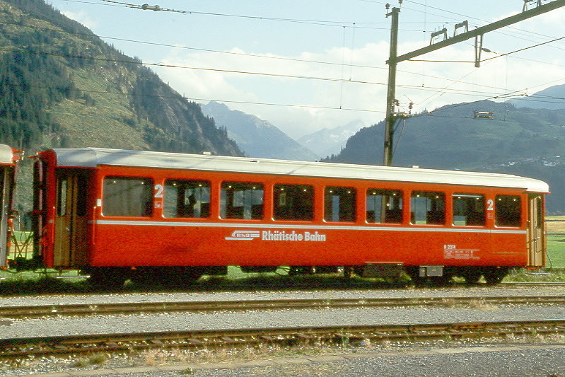 RhB - B 2114 am 27.08.1997 in Disentis - 2.Klasse Leichtstahlwagen, geeignet f�r Krankentransporte der Armee - �bernahme 17.03.1913 - SIG - Fahrzeuggewicht 19,10t - Sitzpl�tze 64, Stehpl�tze 20 - L�P 15,77m - zul�ssige Geschwindigkeit 90 km/h - mit eingebauten Bremszahnrad - �3=16.12.1993 - Lebenslauf: ex C4 2214 - 1930 C4� 2214 - 1961 Sanit�tswagen - 1964 B 2214 - 04/2005 DFB B 2214 - 2009 la Baie/F - Hinweis: Logo RhB in deutsch - Griffstangen neben den T�ren, Klassezahlen gro�, hoher Anschriftenblock, dicke Betriebsnummern.

